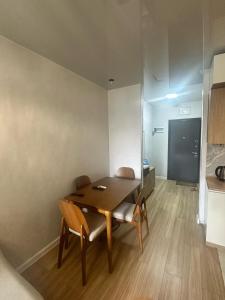 Un comedor con mesa y sillas y una cocina. en Bagrationi Apartment with Separate bedroom, en Angisa