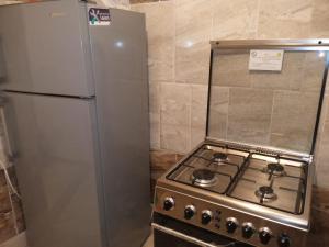 Η κουζίνα ή μικρή κουζίνα στο شاليه للايجار بقريه مارسيليا بيتش 1