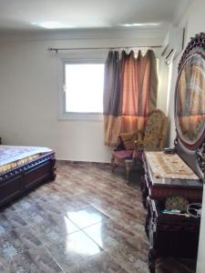 Ένα ή περισσότερα κρεβάτια σε δωμάτιο στο شاليه للايجار بقريه مارسيليا بيتش 1