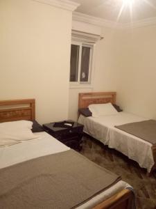 Ένα ή περισσότερα κρεβάτια σε δωμάτιο στο شاليه للايجار بقريه مارسيليا بيتش 1 +15 φωτογραφίες