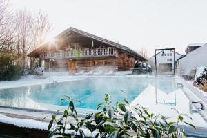 Bazén v ubytování Hotel Drei Quellen Therme nebo v jeho okolí