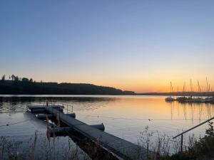 a dock on a lake with boats in the water at Ferienapartment Zeit am See in Körbecke