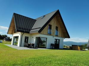a house with a gambrel roof with a table at Kącik Na Dolinie in Groń