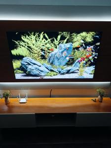 a flat screen tv sitting on top of a wooden table at Apartamento Inteiro - Casa Nostra Guest House 1 - Nomad Ready in Belém