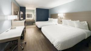 Postel nebo postele na pokoji v ubytování SureStay by Best Western Jacksonville Airport
