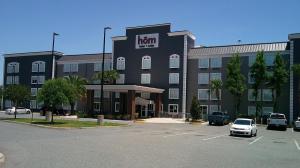 un hotel con un coche aparcado en un aparcamiento en HOM Hotel Gainesville, SureStay Collection by Best Western, en Gainesville