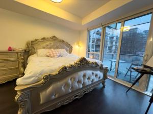 Postel nebo postele na pokoji v ubytování Luxury 2-Story loft in downtown