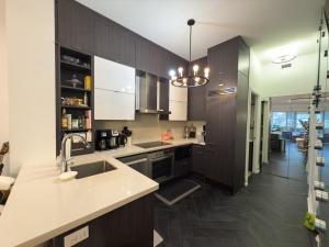 Kuchyň nebo kuchyňský kout v ubytování Luxury 2-Story loft in downtown + 14 fotografií