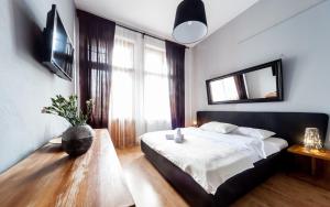1 dormitorio con cama y ventana grande en Central Sopot en Sopot