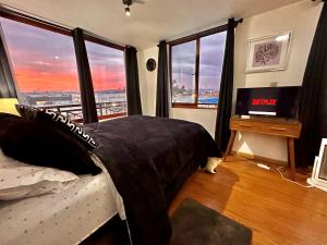 a bedroom with a bed with a view of a city at Departamento Valle Escondido in Concepción