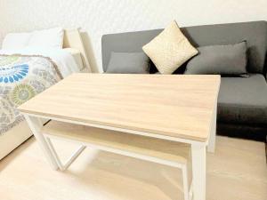 Posezení v ubytování MIYAVI#303 3min walk Narimasu Station, 4 people, wide queen bed & sofa, Tokyo's largest Don Quijote + 24 fotografií