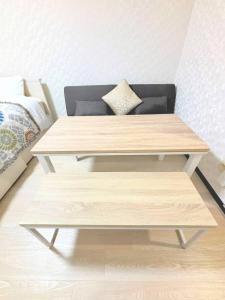 Posezení v ubytování MIYAVI#303 3min walk Narimasu Station, 4 people, wide queen bed & sofa, Tokyo's largest Don Quijote