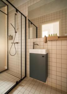 un baño con lavabo y ducha en Limewash Apartments Karlsbad, en Karlovy Vary