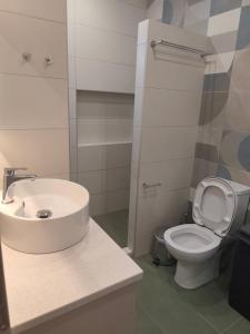 een badkamer met een wastafel en een toilet bij Rias Efthimiou House in Kanallákion +11 foto's