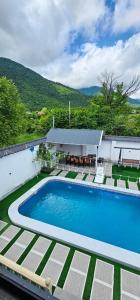 una piscina en el patio de una casa en Dream home Orx, en Gabala