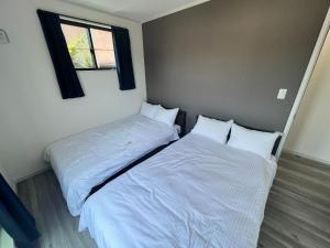 a bedroom with two beds and a window at Fabulous Shiroyama - Vacation STAY 17734 in Odawara