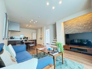 KikutomiにあるKoshi - House - Vacation STAY 18836の青いソファとテレビのあるリビングルーム +15枚の写真
