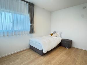KikutomiにあるKoshi - House - Vacation STAY 18836のベッドと窓のある寝室