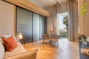 een woonkamer met een bank en een tafel bij THE PLACE Ortigia in Siracusa