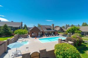a backyard with a swimming pool and a house at Cascade Cottage in Pine Meadows for 6 in Sisters