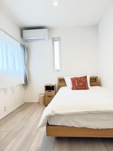 a bedroom with a bed and a window at Koshi - House - Vacation STAY 18865 in Fukumoto