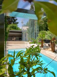 Bazén v ubytování Apartamentos Granada Tropical nebo v jeho okolí