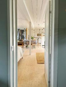 VäröbackaにあるHistoric Halland Farm Near The Sea In Buaの寝室とリビングルームのあるオープンな廊下