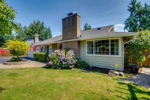 Κήπος έξω από το Hot Tub and Sauna Home 8 Mi to Downtown Tacoma!