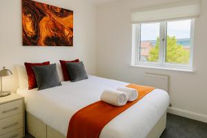 Un dormitorio con una gran cama blanca y una ventana. en Flexistay hub at Watford, en Abbots Langley