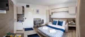 a small room with a bed and a table at HunGasthaus 04&07 in Mariazell