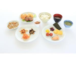 熊谷市にあるSmile Hotel Kumagaya - Vacation STAY 90803vのさまざまな種類の食べ物が載った一組の皿