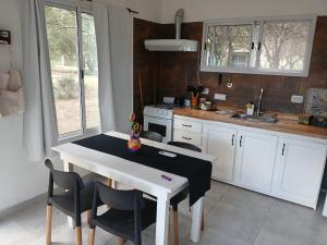 a kitchen with a table and chairs and a sink at Respira Alegría in Carpintería