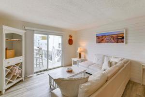 Χώρος καθιστικού στο Steps to Rehoboth Bay Marina! Condo with Pool Access