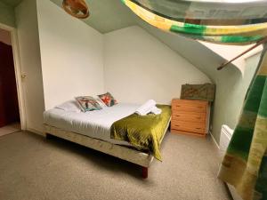 a small bedroom with a bed and a dresser at Vue mer exceptionnelle-Appartement cosy à Erquy in Erquy