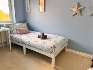 Katil atau katil-katil dalam bilik di Spacious 5 Bedroom 2 Bathroom Home with Parking, WiFi and Garden Near NEC, HS2 and Solihull