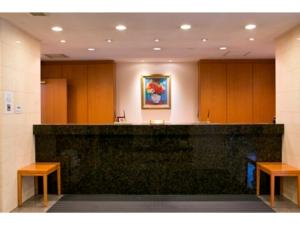 ein Warteraum mit Theke und zwei Bänken in der Unterkunft Smile Hotel Shizuoka - Vacation STAY 77008v in Shizuoka