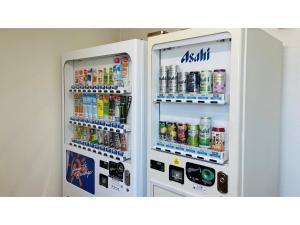ein Asahi-Kühlschrank mit offenen Türen und Getränken in der Unterkunft Smile Hotel Shizuoka - Vacation STAY 77008v in Shizuoka