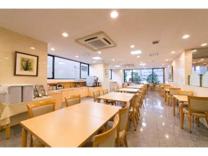 静岡市にあるSmile Hotel Shizuoka - Vacation STAY 77016vのテーブルと椅子のあるレストランとカフェテリア