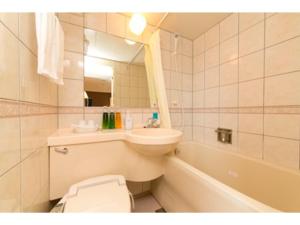静岡市にあるSmile Hotel Shizuoka - Vacation STAY 77016vの洗面台、トイレ、浴槽を備えたバスルーム +17枚の写真
