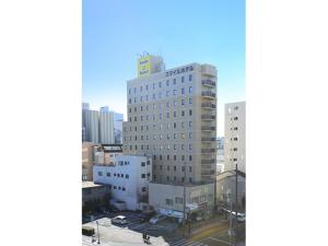 静岡市にあるSmile Hotel Shizuoka - Vacation STAY 77016vの上に看板がある背の高い白い建物