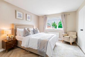 ein Schlafzimmer mit einem Bett und einem Stuhl und einem Fenster in der Unterkunft Three Bedroom Birmingham Stay Free Parking Perfect for Families Travellers Professionals M6 in Birmingham