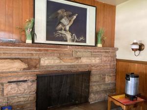 a fireplace with a picture of an eagle on it at Highland Manor Motel in Lombard