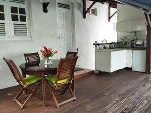a kitchen and dining room with a table and chairs at F2 pour une pause hors du temps in Ducos