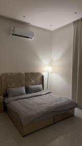 a bed in a white room with a bed sidx sidx sidx at رهف شقق فندقيه in Hafr Al Baten