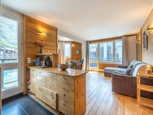 ein Raum mit Küche mit Holzwänden und Fenstern in der Unterkunft Appartement spacieux au pied des pistes de Val-d'Isère avec balcon - Animaux acceptés, Wifi - FR-1-694-433 in Val dʼIsère