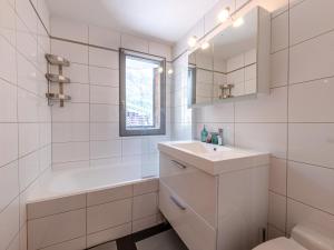 ein Badezimmer mit Waschbecken, Badewanne und Toilette in der Unterkunft Appartement spacieux au pied des pistes de Val-d'Isère avec balcon - Animaux acceptés, Wifi - FR-1-694-433 in Val dʼIsère + 9 Fotos