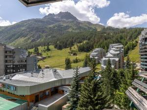 Blick auf eine Stadt mit einem Berg im Hintergrund in der Unterkunft Appartement spacieux au pied des pistes de Val-d'Isère avec balcon - Animaux acceptés, Wifi - FR-1-694-433 in Val dʼIsère