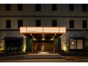 un edificio con un grande ingresso ad un edificio di BASE LAYER HOTEL NAGOYA NISHIKI - Vacation STAY 98841v a Nagoya Altre 11 foto