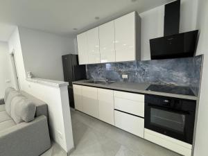 Kuchyň nebo kuchyňský kout v ubytování MediTerra Apartments