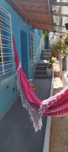 a pink hammock hanging outside of a building at Casa Azul em Santa Tereza in Belo Horizonte